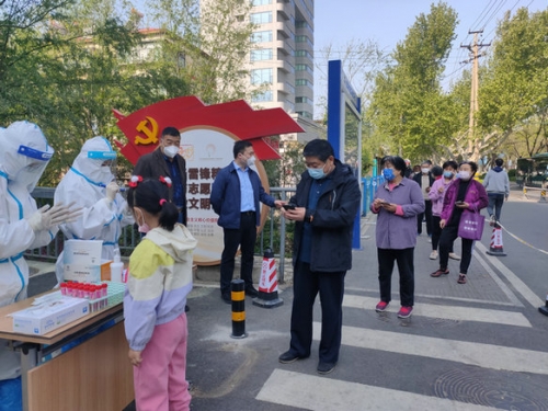 公司志愿者為轄區(qū)居民做核酸檢測服務